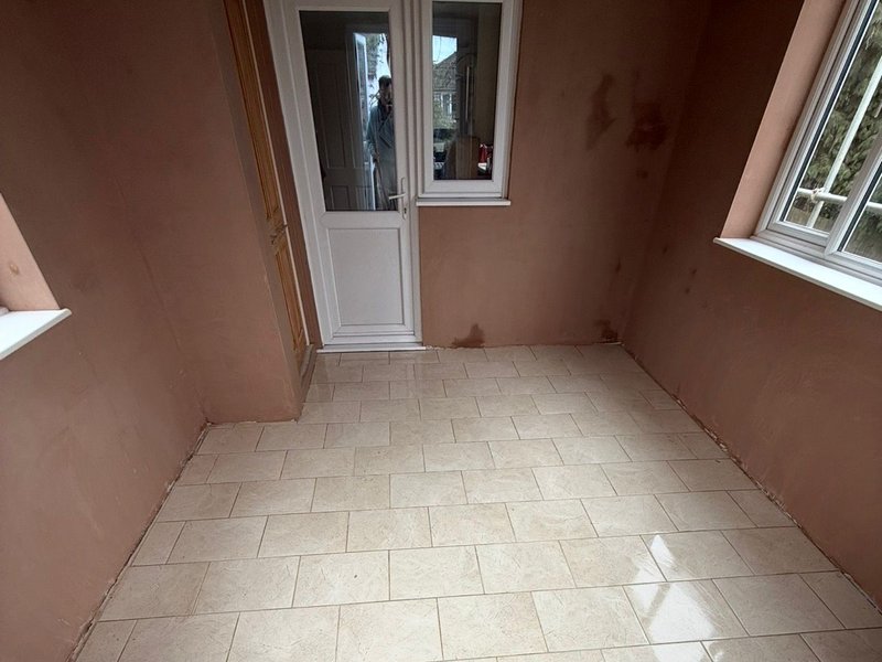 A freshly skimmed entrance room with flat walls and neat window reveals